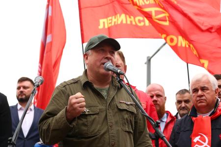Депутаты-коммунисты провели встречу у представительства Евросоюза в Москве