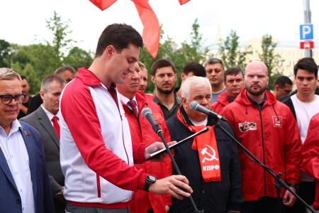 Депутаты-коммунисты провели встречу у представительства Евросоюза в Москве