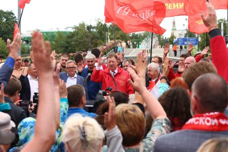 Депутаты-коммунисты провели встречу у представительства Евросоюза в Москве
