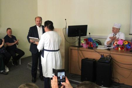 Депутат Рязанской областной Думы от КПРФ Денис Сидоров в очередной раз наградил медиков