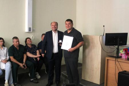 Депутат Рязанской областной Думы от КПРФ Денис Сидоров в очередной раз наградил медиков