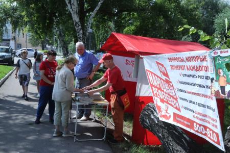 Омск. Красная палатка: приём ведёт депутат