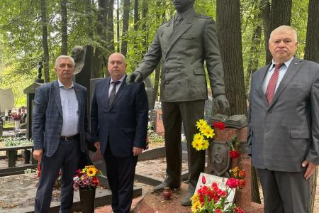 Делегация ЦК КПРФ почтила память патриотов-защитников Советской Родины