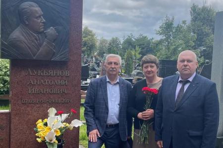 Делегация ЦК КПРФ почтила память патриотов-защитников Советской Родины