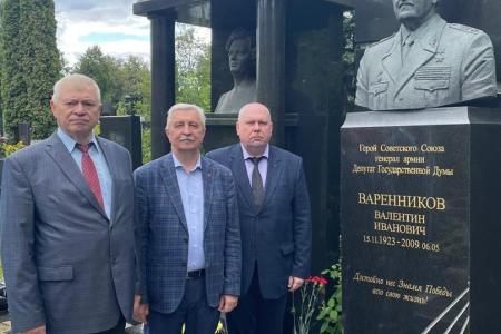 Делегация ЦК КПРФ почтила память патриотов-защитников Советской Родины
