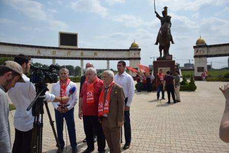 Коммунисты Чечни приняли участие во Всероссийском патриотическом автопробеге КПРФ «Красные крылья Победы»