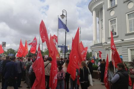 Депутаты-коммунисты провели встречу у представительства Евросоюза в Москве