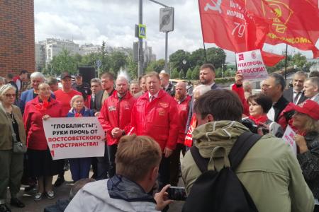 Депутаты-коммунисты провели встречу у представительства Евросоюза в Москве