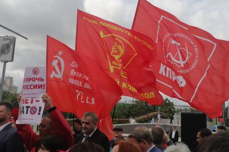 Депутаты-коммунисты провели встречу у представительства Евросоюза в Москве