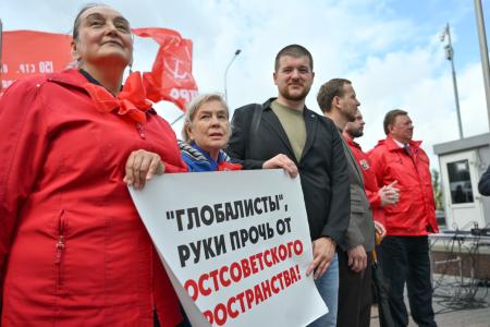Депутаты-коммунисты провели встречу у представительства Евросоюза в Москве