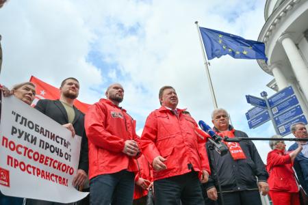 Депутаты-коммунисты провели встречу у представительства Евросоюза в Москве