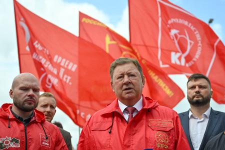 Депутаты-коммунисты провели встречу у представительства Евросоюза в Москве