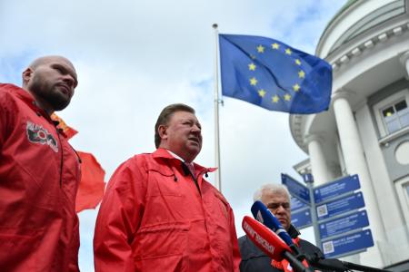 Депутаты-коммунисты провели встречу у представительства Евросоюза в Москве