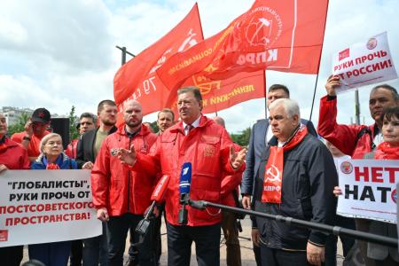 Депутаты-коммунисты провели встречу у представительства Евросоюза в Москве
