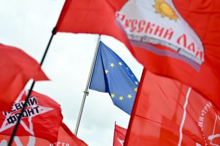 Депутаты-коммунисты провели встречу у представительства Евросоюза в Москве