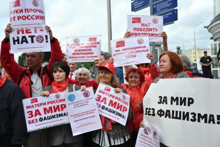 Депутаты-коммунисты провели встречу у представительства Евросоюза в Москве