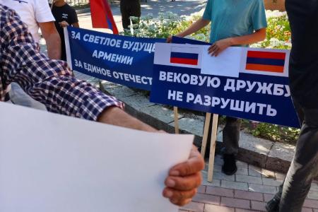 В Гюмри прозвучал голос армянских коммунистов в защиту исторической памяти и российской 102-й военной базы