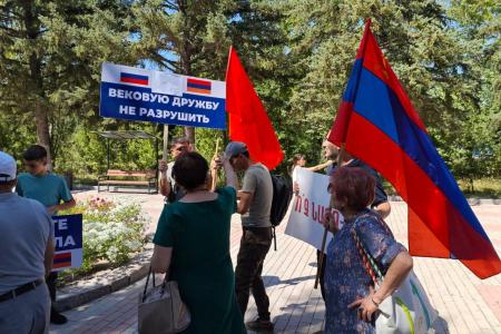 В Гюмри прозвучал голос армянских коммунистов в защиту исторической памяти и российской 102-й военной базы