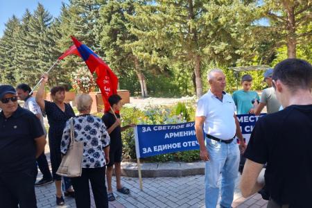 В Гюмри прозвучал голос армянских коммунистов в защиту исторической памяти и российской 102-й военной базы
