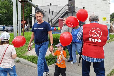 Ивановские коммунисты поздравили земляков с Днём города