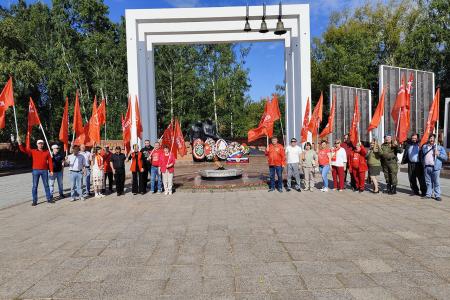 «Красные крылья Победы»: тюменские коммунисты почтили память героев