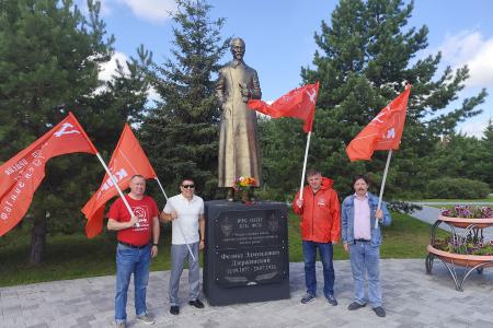 «Красные крылья Победы»: тюменские коммунисты почтили память героев