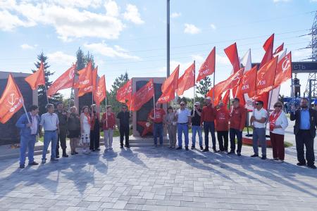 «Красные крылья Победы»: тюменские коммунисты почтили память героев