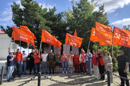 «Красные крылья Победы»: тюменские коммунисты почтили память героев