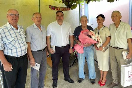 В городе Старый Крым Кировского района Республики Крым коммунисты поздравили нашего товарища Владимира Михайловича Осипова со столетним юбилеем