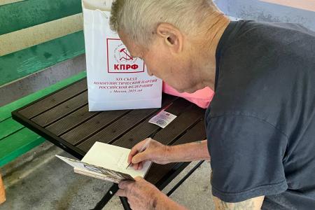В городе Старый Крым Кировского района Республики Крым коммунисты поздравили нашего товарища Владимира Михайловича Осипова со столетним юбилеем