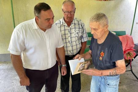 В городе Старый Крым Кировского района Республики Крым коммунисты поздравили нашего товарища Владимира Михайловича Осипова со столетним юбилеем
