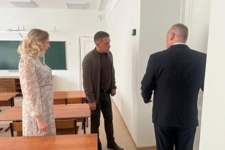 Сенатор Айрат Гибатдинов продолжает контроль за ремонтом школ в Ульяновской области