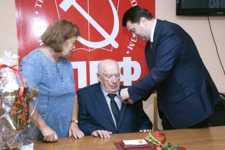 Олег Лебедев в Тверском обкоме КПРФ передал награду Минсельхоза РФ старейшему аграрию страны, руководителю народного предприятия «Красный Октябрь» Ю.М. Иванову