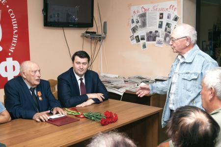 Олег Лебедев в Тверском обкоме КПРФ передал награду Минсельхоза РФ старейшему аграрию страны, руководителю народного предприятия «Красный Октябрь» Ю.М. Иванову