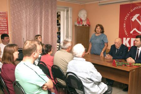 Олег Лебедев в Тверском обкоме КПРФ передал награду Минсельхоза РФ старейшему аграрию страны, руководителю народного предприятия «Красный Октябрь» Ю.М. Иванову