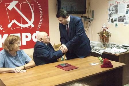 Олег Лебедев в Тверском обкоме КПРФ передал награду Минсельхоза РФ старейшему аграрию страны, руководителю народного предприятия «Красный Октябрь» Ю.М. Иванову