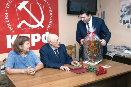 Олег Лебедев в Тверском обкоме КПРФ передал награду Минсельхоза РФ старейшему аграрию страны, руководителю народного предприятия «Красный Октябрь» Ю.М. Иванову