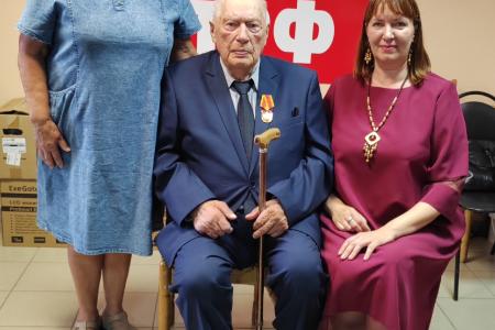 Олег Лебедев в Тверском обкоме КПРФ передал награду Минсельхоза РФ старейшему аграрию страны, руководителю народного предприятия «Красный Октябрь» Ю.М. Иванову