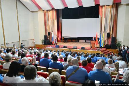 Геннадий Зюганов в Медовый Спас посетил военный госпиталь