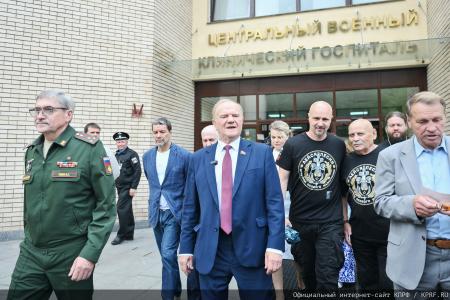 Геннадий Зюганов в Медовый Спас посетил военный госпиталь