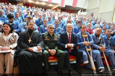 Геннадий Зюганов в Медовый Спас посетил военный госпиталь