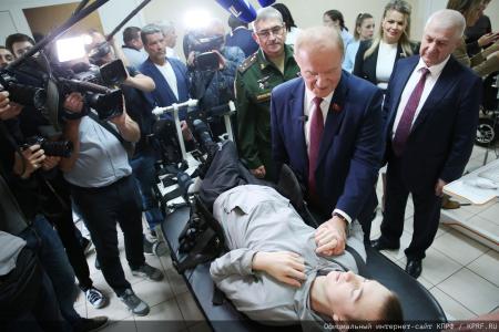 Геннадий Зюганов в Медовый Спас посетил военный госпиталь