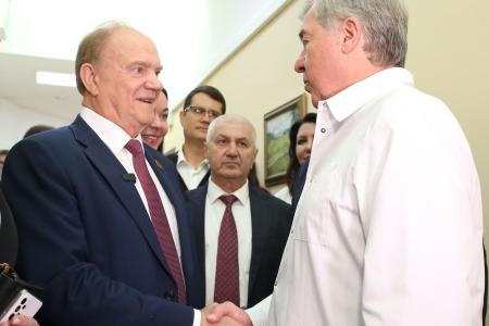 Геннадий Зюганов в Медовый Спас посетил военный госпиталь