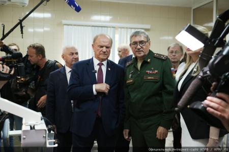 Геннадий Зюганов в Медовый Спас посетил военный госпиталь