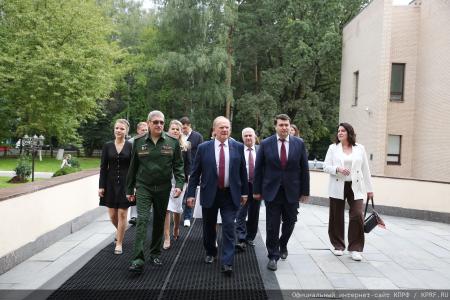 Геннадий Зюганов в Медовый Спас посетил военный госпиталь