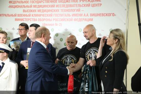 Геннадий Зюганов в Медовый Спас посетил военный госпиталь