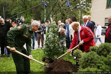 Геннадий Зюганов в Медовый Спас посетил военный госпиталь