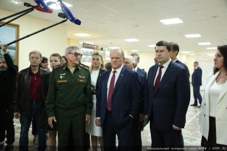 Геннадий Зюганов в Медовый Спас посетил военный госпиталь