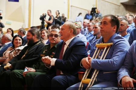 Геннадий Зюганов в Медовый Спас посетил военный госпиталь