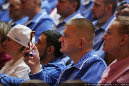 Геннадий Зюганов в Медовый Спас посетил военный госпиталь